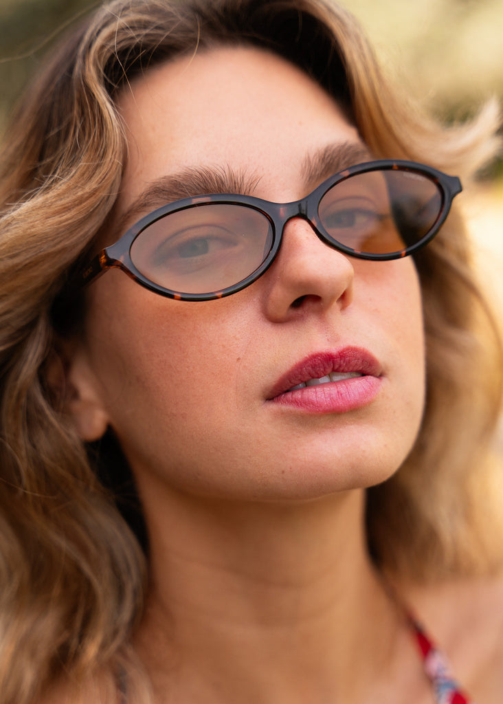 Komono DORIS Havana Amber Sunglasses — Brown tortoiseshell sunglasses on model — MYFASHIONFRUIT