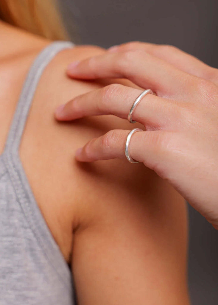 Bebe Set of 2 Rings — Silver rings on model, detail — MYFASHIONFRUIT