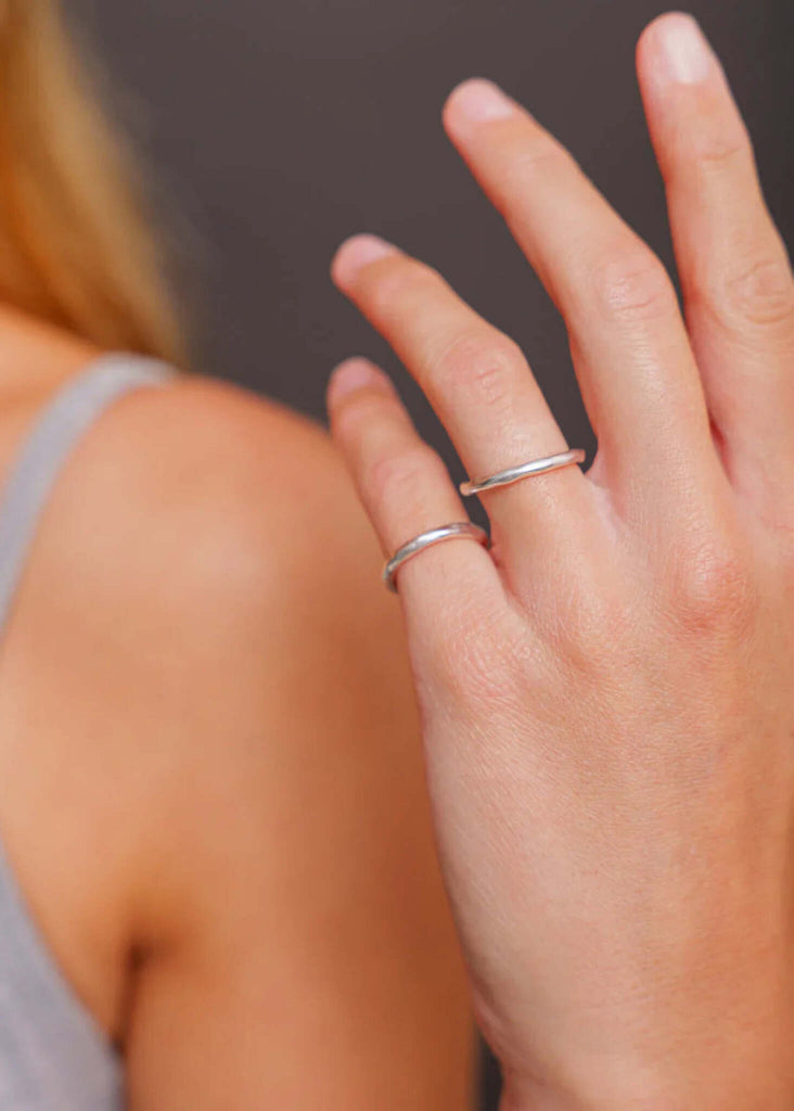 Bebe Set of 2 Rings — Silver rings on model, detail — MYFASHIONFRUIT