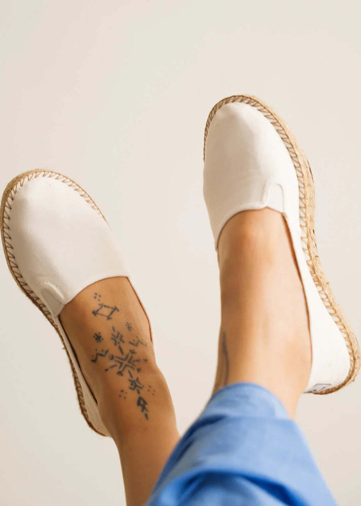 Merle Espadrilles — White espadrilles with jute sole on model — MYFASHIONFRUIT
