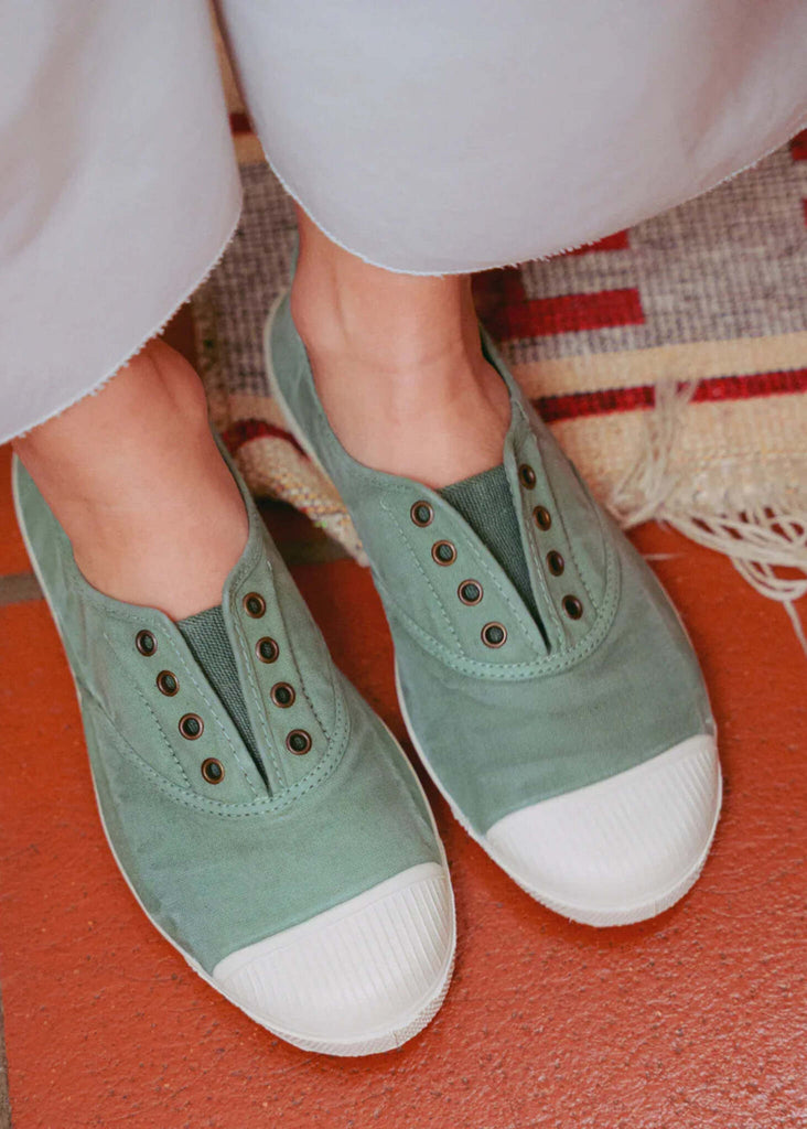 Old Lavanda Sneakers — Green sneakers on model, detail — MYFASHIONFRUIT