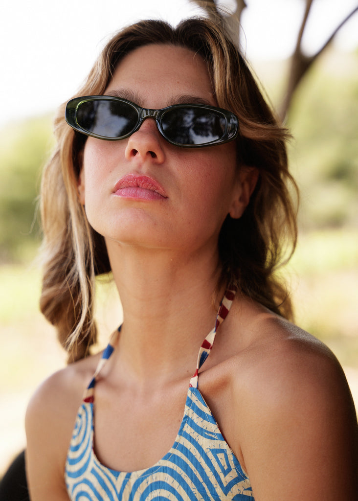Komono EMERY Fern Blade Sunglasses — Black sunglasses on model — MYFASHIONFRUIT