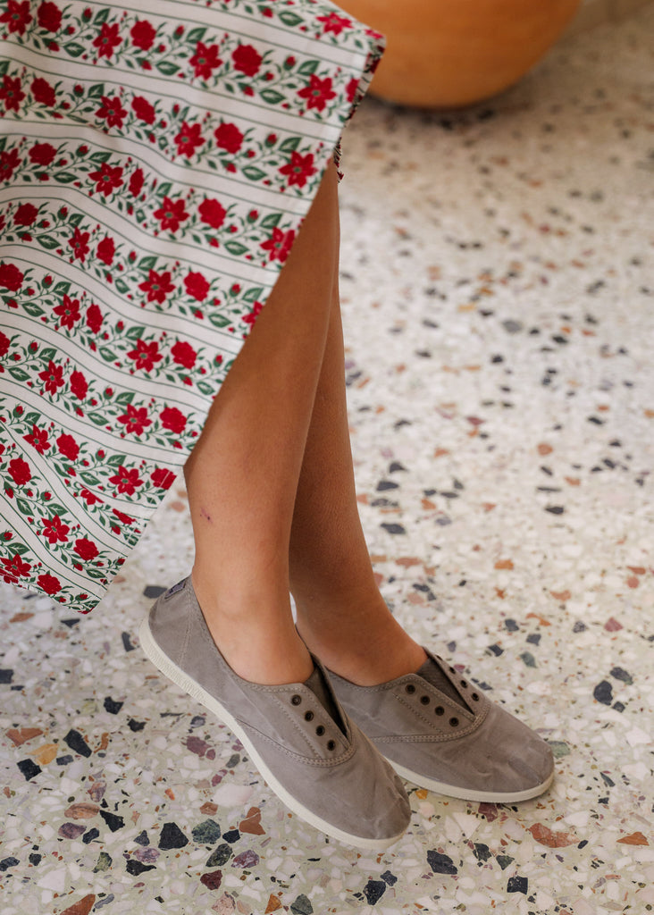 Old Arum Sneakers — Gray lace-free sneakers on model — MYFASHIONFRUIT