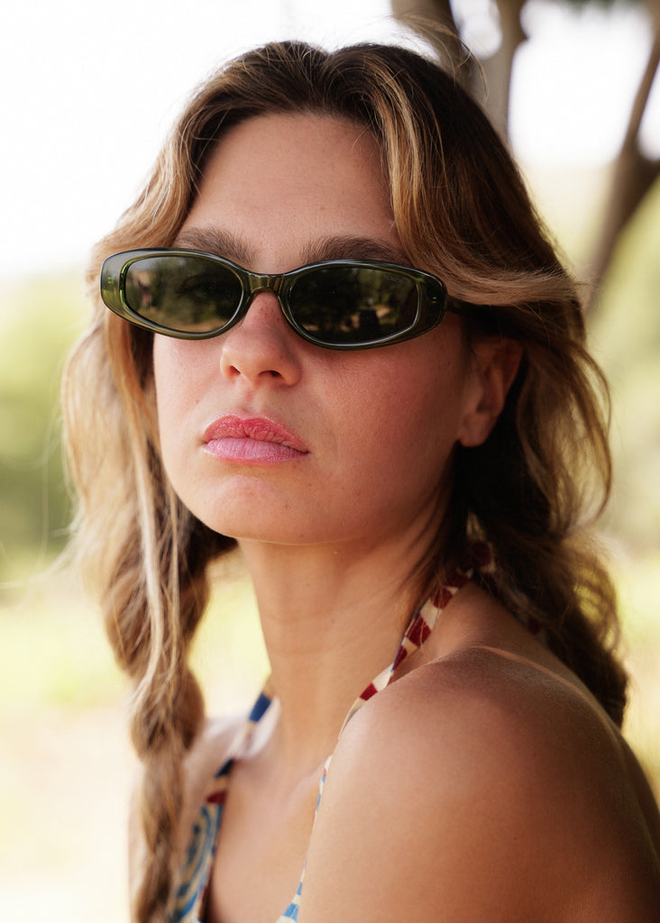 Komono EMERY Sunglasses — Green sunglasses on model — MYFASHIONFRUIT