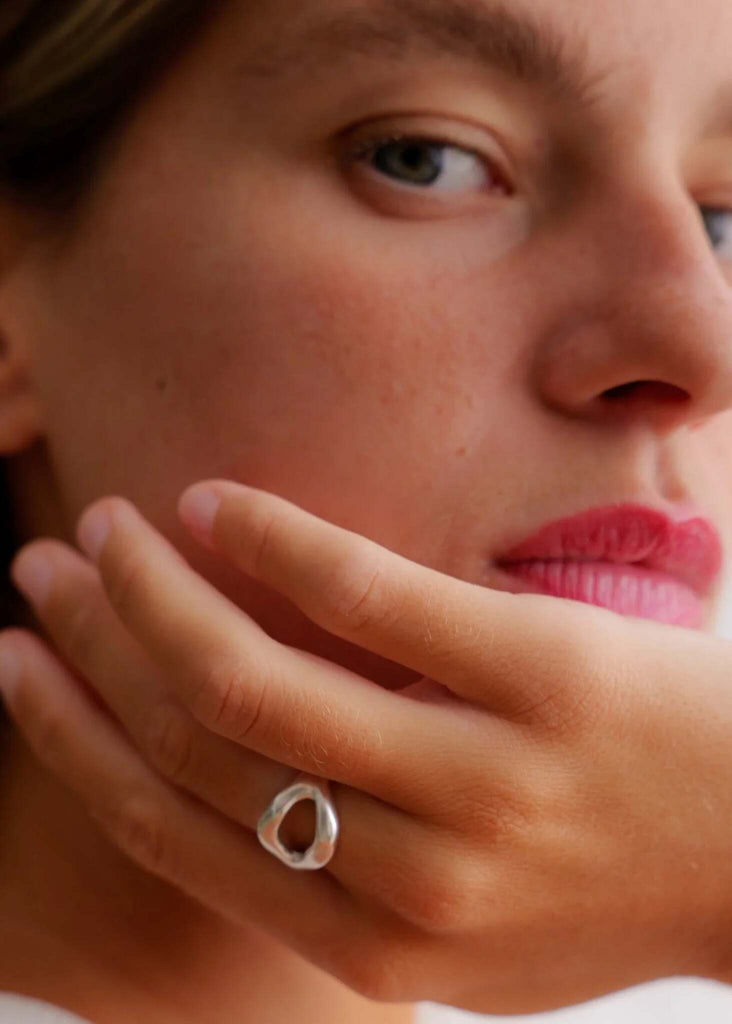 Solene Ring — Silver asymmetrical ring on model — MYFASHIONFRUIT