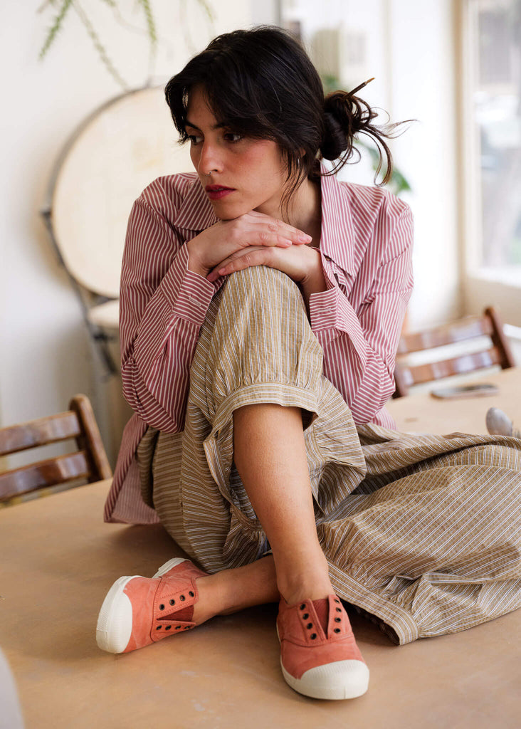 Old Lavanda Sneakers — Rust shoes on model — MYFASHIONFRUIT