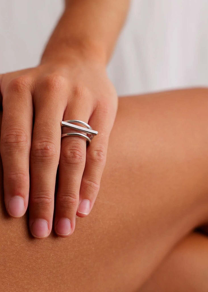 Omna Silver Ring — Silver ring on model's hand — MYFASHIONFRUIT