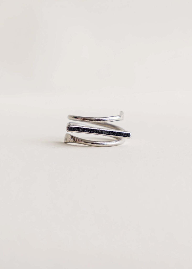 Omna Silver Ring — Silver metal ring detail — MYFASHIONFRUIT