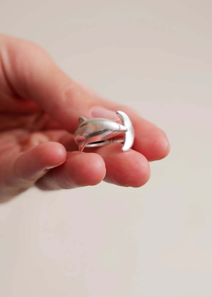 Dolphin Ring — Silver dolphin ring detail — MYFASHIONFRUIT