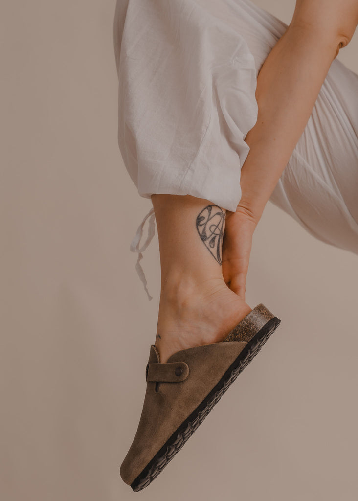 Bilbao Suede Clogs — Brown suede clogs, on model — MYFASHIONFRUIT
