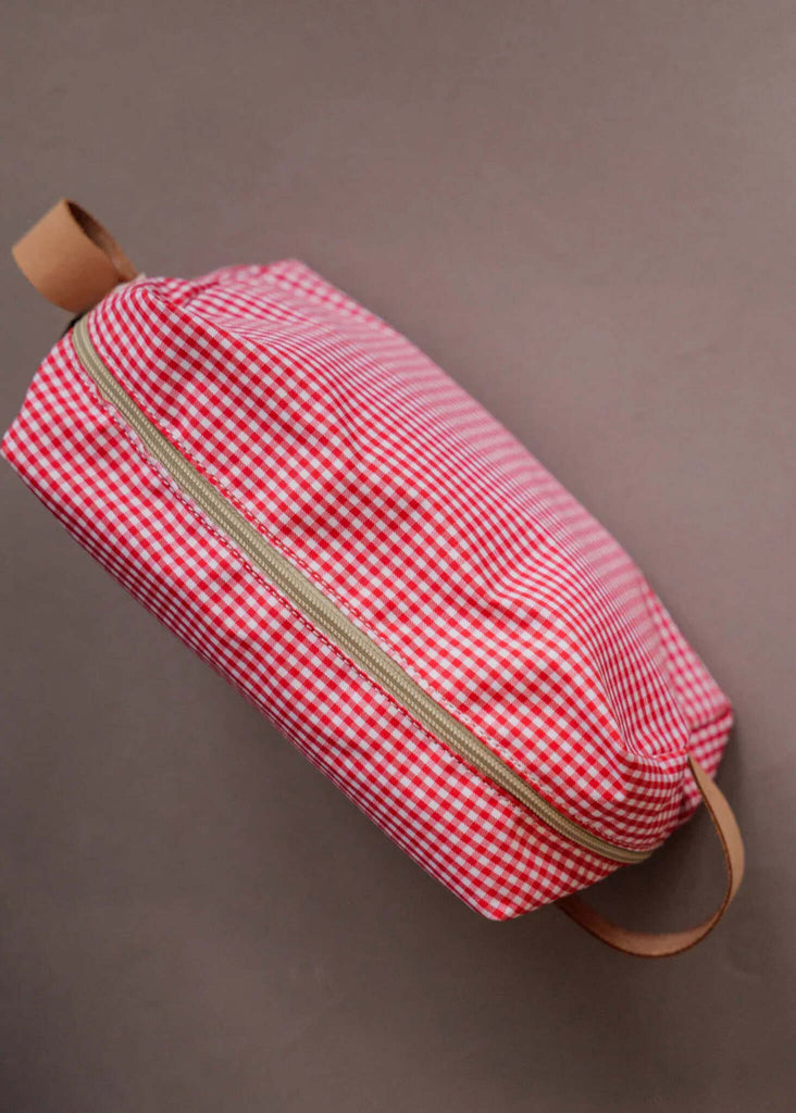 Bailey Necessaire — Red gingham makeup bag with zipper and leather handle — MYFASHIONFRUIT