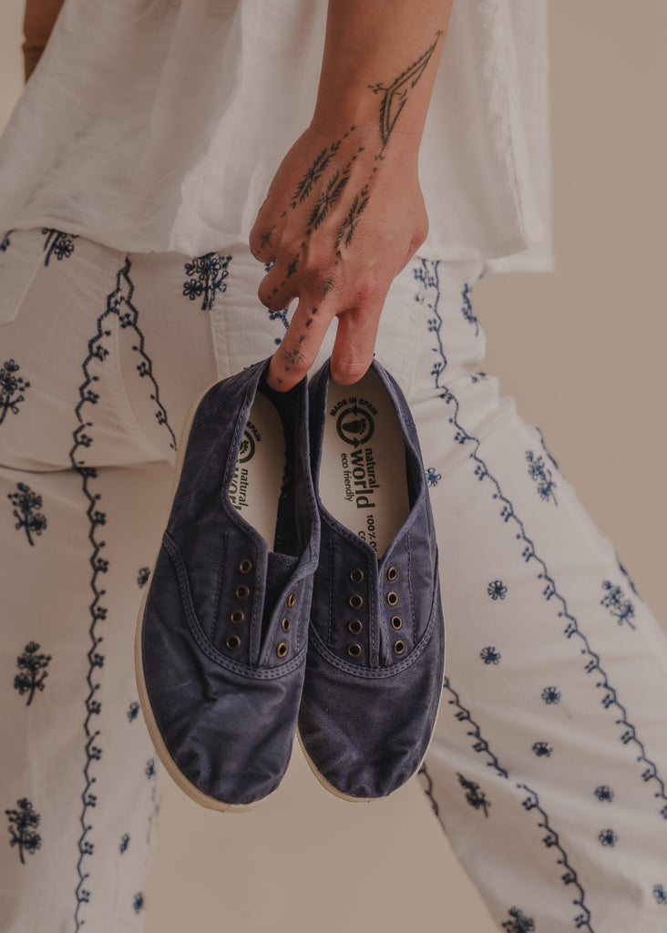 Old Arum Sneakers — Blue canvas sneakers held by hand — MYFASHIONFRUIT