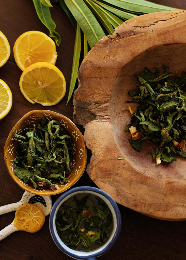 Λεμονίντζα Herbal Blend — Herbal tea and lemon halves on wooden table — MYFASHIONFRUIT
