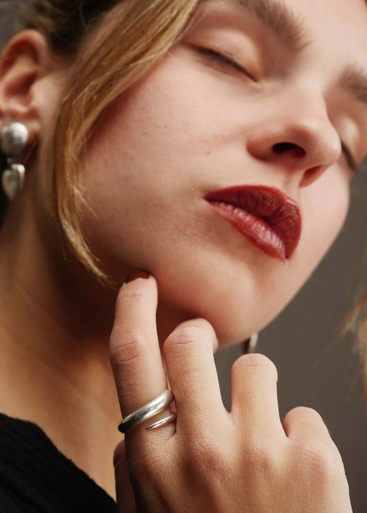 Twist Ring — Silver ring detail on model — MYFASHIONFRUIT