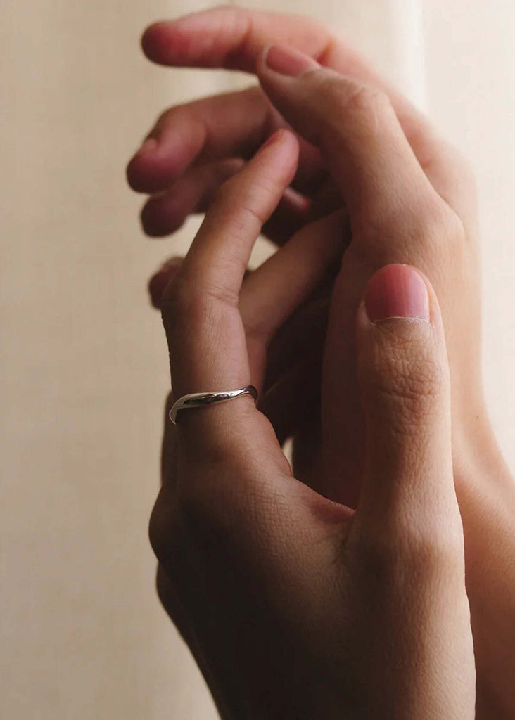 Piero Wave Ring - Silver ring on hand, detail — MYFASHIONFRUIT