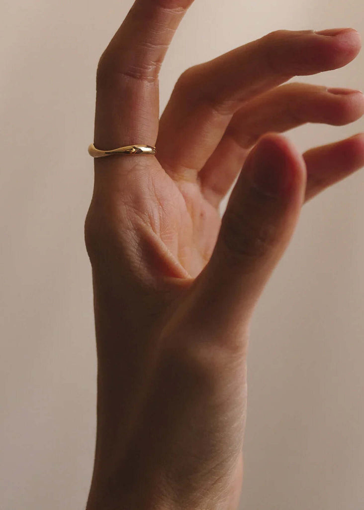 Piero Wave Ring — Gold ring on finger, detail — MYFASHIONFRUIT