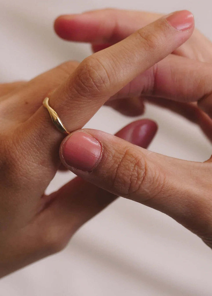 Piero Wave Ring — Gold ring on finger, detail — MYFASHIONFRUIT