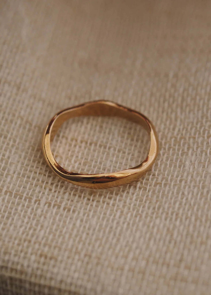 Piero Wave Ring — Gold wave ring detail — MYFASHIONFRUIT
