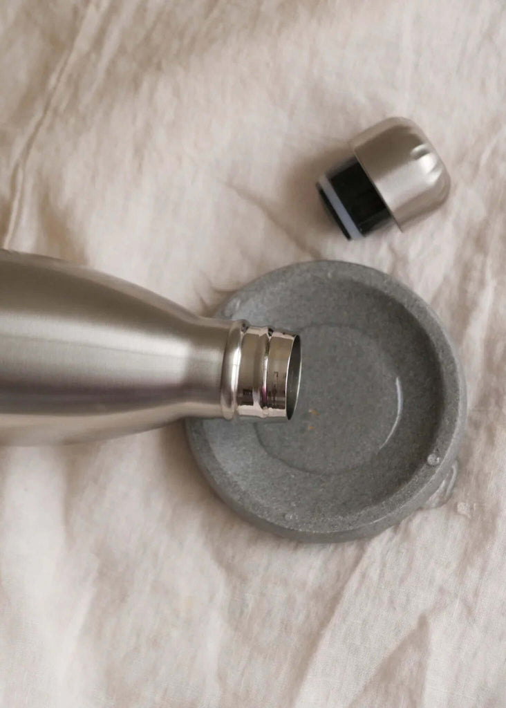 Yoko Inox Thermos — detail of steel bottle and grey coaster — MYFASHIONFRUIT