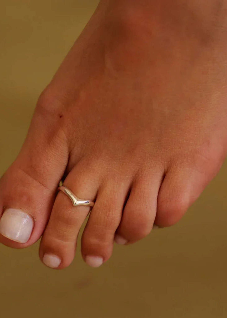 Venus Ring — Silver 'v' ring on toe, detail — MYFASHIONFRUIT