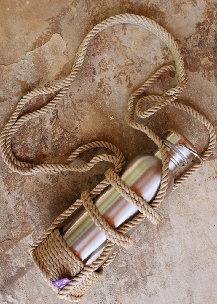 Rope Bottle Holder 0,5L — water bottle with beige rope net and shoulder strap — MYFASHIONFRUIT