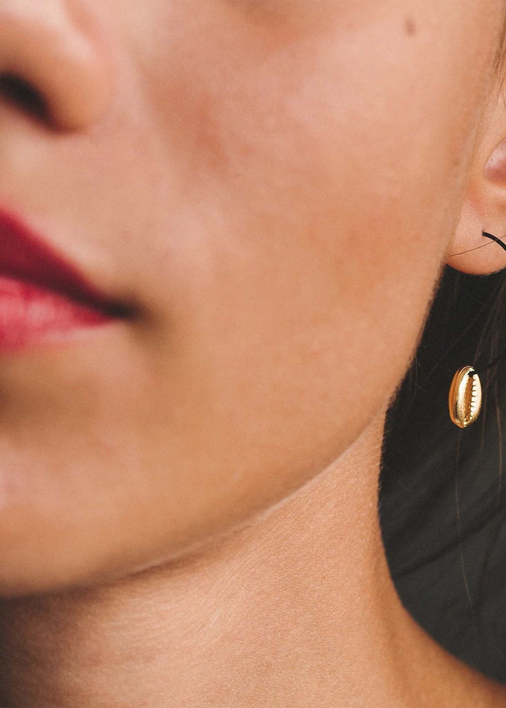 Sol Earrings detail — gold seashell pendant on thin black hoop — MYFASHIONFRUIT