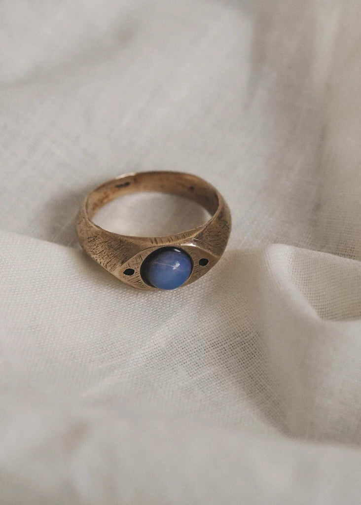 Rana Statement Ring — Gold ring with blue stone, detail — MYFASHIONFRUIT