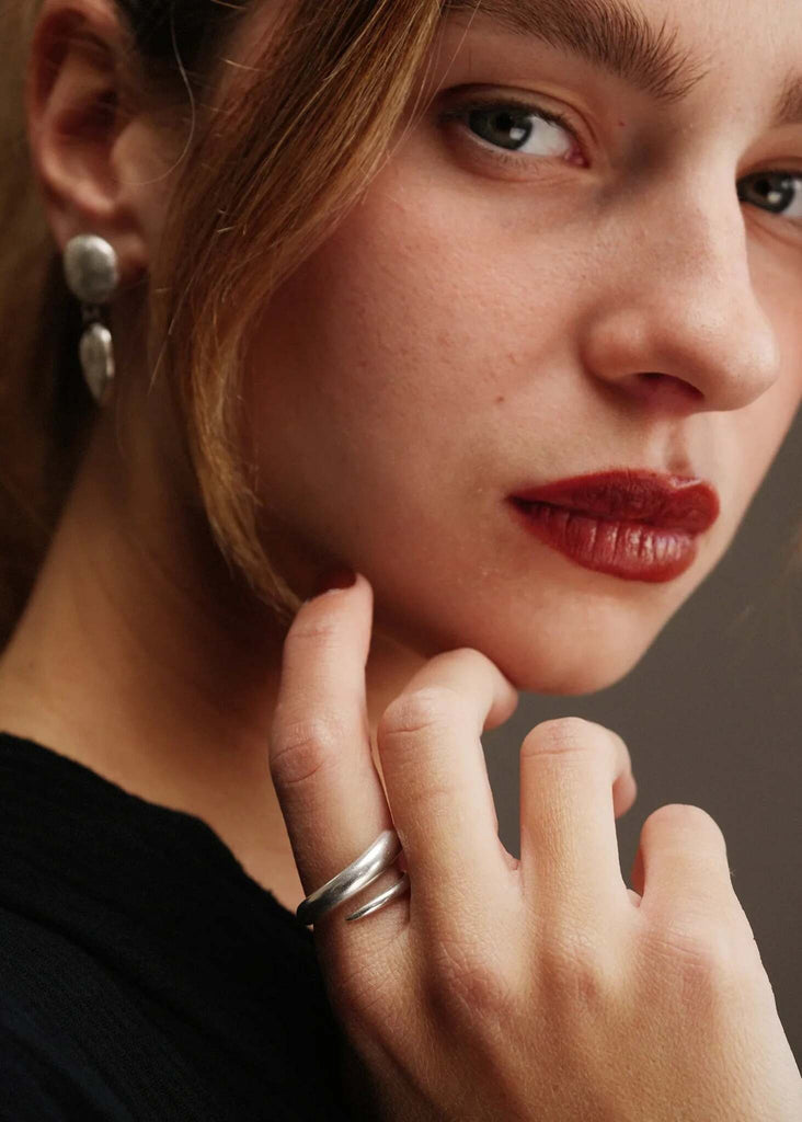 Woman wearing the Twist Ring — silver open band design — MYFASHIONFRUIT