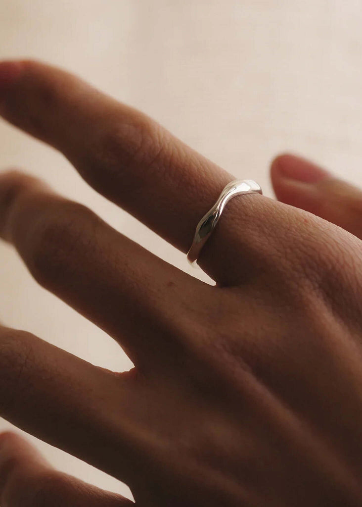 Piero Wave Ring - Silver ring on finger, detail - MYFASHIONFRUIT