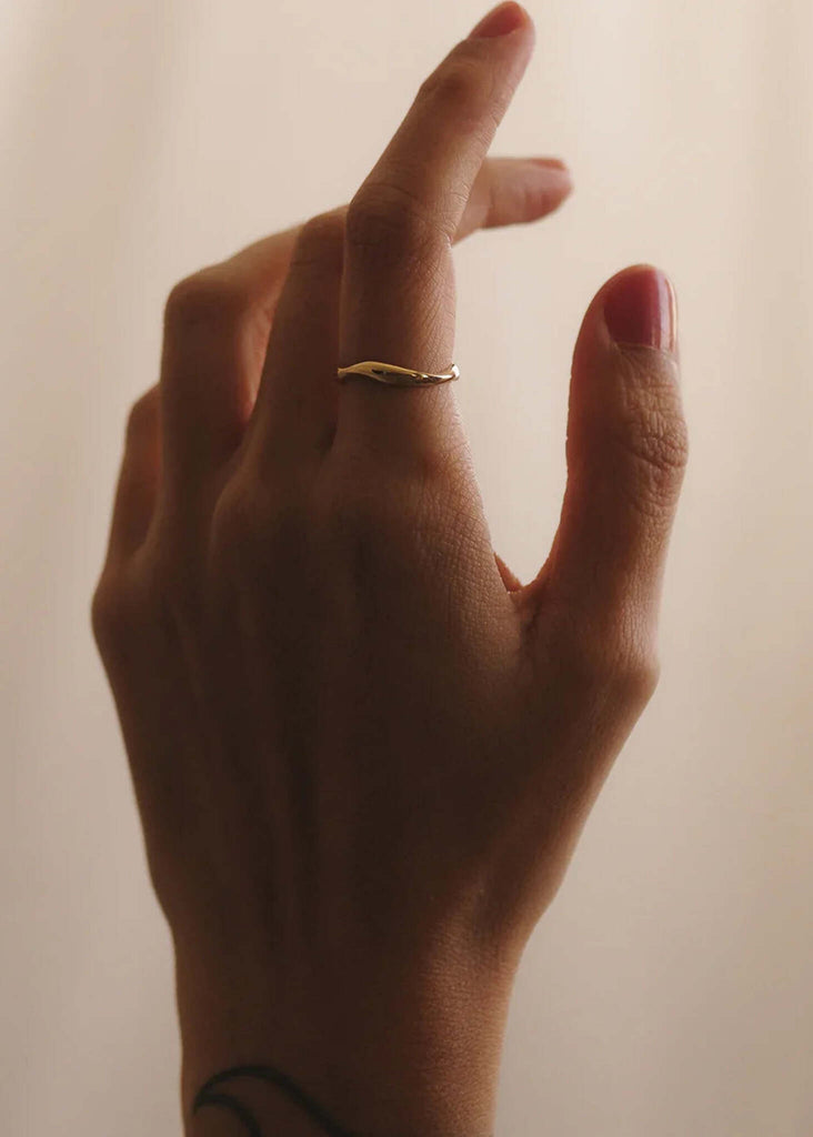 Piero Wave Ring — Gold ring detail on hand — MYFASHIONFRUIT